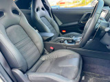運転席側からの画像になります。座りやすいシートの為、長時間ドライブも疲れを感じにくいです。