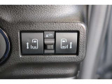 スライドドアの開閉は、ドアハンドルはもちろん運転席からのスイッチ操作でも可能です。お子様の送迎時の乗り降りも一段と楽になります。