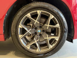 BMWの純正アロイホイールは軽量かつ強度にも優れているホイールで走行性能を引き上げる設計になっております。足元にもBMWは妥協がなくこだわっている個所になります。