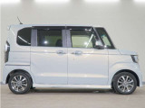リアには左右スライドドアを採用。狭い駐車場でも開閉しやすく、強風の日でもドアが煽られにくくなっております。小さなお子さまやご年配の方も安心して乗り降りできます。