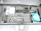 最近はパンク修理キットが標準ですね。タイヤの無い分軽量化と収納スペース確保できますね。