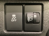ハンドルの右側にはヘットライトリベライザーとVSA(ABS+TCS+横滑り抑制)の解除スイッチがついています。ヘッドライトリベライザーは道路状況や積荷の加重に応じてライトの高さを調節できます。