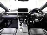 上質で落ち着いた印象のインパネ。視界も広々で運転しやすいです。