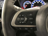 ステアリングスイッチ付きで、運転中に視線を前に向けたまま操作できます。