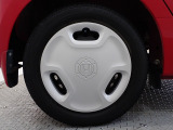 ホイールは車のデザインにマッチした専用タイプです。
