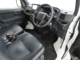 シンプルで使いやすいデザインの運転席です。