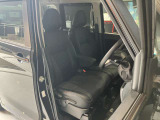 運転席、助手席です。座面も広くゆったりと座れてアームレストも付いているので重宝します。