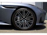 タイヤ:ミシュラン PILOT SPORT S 5 アストンマーティンの専用であり、共同開発した本タイヤには「AML」の刻印がございます。サイズ:フロント275/35/ZR21 リア325/30ZR21
