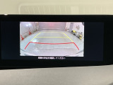 リバースギアに入れるだけで後方の表示へ切り替わります。夜間や雨の日の駐車も楽になりますよ。