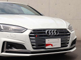 ●一目でAudiとわかる特徴的なシングルフレームグリル・LEDランプ。精悍なフロントマスクからAudiのスマートで上品なブランドを連想させてくれます。女性にも大変ご好評頂いております。