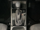 CVT車のセレクトレバーです。低速から高速まで、変速ショックのないスムーズな走りと、エンジン効率のよい領域を維持して燃費にも貢献します。