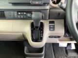足元スッキリ、インパネシフトです。パーキングブレーキは電子制御パーキングブレーキタイプなので、運転席と助手席の間がスッキリしています。