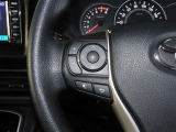 ステアリングスイッチ付きで、運転中に視線を前に向けたまま操作できます。