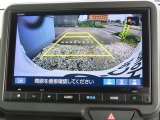 リアワイドカメラシステム!従来の視野に加えて、後方側方を約180&deg;まで見えるワイドビューと、後方を真上から見たような視野で駐車時などに便利なトップダウンビューの3つの視野があります!