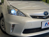 【LEDヘッドライト】悪天候や夜間走行時も良好な視界を確保し安心して運転できる高輝度LEDヘッドライトを装備!点灯速度が早く、消費電力も抑えられています。