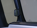 停車時や発進時、対向車とのすれ違いや路肩に寄せるときなど、車両左側前方を確認するときに役立ちます。