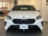 【BMWの伝統-1】BMWの特徴的な&ldquo;キドニーグリル&rdquo;は、80年以上続く伝統の形でございます。変わらないこだわりのデザインが、プレミアムブランド&ldquo;BMW&rdquo;を創り出します。