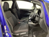 広い足元にゆったり座れるシートには肘掛けも装備しており長距離の運転でも疲れにくくなってます。女性でも運転がしやすいように、シートの高さ調整機能(シートリフター)がついています。