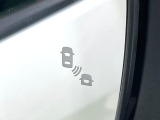 【後方車輛検知】走行中、ドアミラーの死角になりやすい箇所に後続車が接近するとサイドミラー付近に警告を表示、ドライバーに注意喚起をしてくれます。
