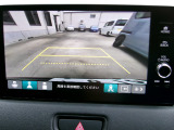 バックカメラの画像です。ガイドラインがスムースな車庫入れをサポートいたします。車庫入れの安心感がアップしますね。