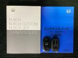 スマートキーは鍵をバッグに入れたままでもドアロックの開閉やエンジンのON・OFFができます。夜間や雨の日も鍵を探さなくて良いので便利です。