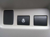 寒い日に、スイッチONで冷えた手も温まるステアリングヒーター。冬の運転の快適性に貢献します。寒冷地仕様でドアミラーもヒーター付きです。