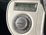 【オートエアコン】一度お好みの温度に設定すれば、車内の温度を検知し風量や温度を自動で調整。暑い&hellip;寒い&hellip;と何度もスイッチ操作をする必要はありません。快適な車内空間には必須の機能ですね♪