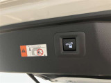 パワーバックドアは荷物の出し入れがしやすい優れもの!スイッチひとつで重たいバックドアが締まります!日用品の大量買い出しにも大活躍!