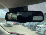 クルマの真上からの映像がルームミラーの左側に映ります。