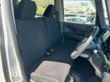 運転席まわりには十分なスペースがあり、大柄な方でもゆったり運転していただける環境です。