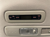 【後席オートエアコン】広い後席にも独立したクーラーとヒーターを備え、大きな車内を素早く快適にします。