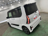 両側電動だから、お子さまの乗せ降ろしもスムーズ。荷物が多い日でもボタンひとつで開くので、毎日の送り迎えがとてもラクになります。