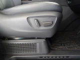 パワーシート搭載。微妙な調整が手軽にでき、ピッタリのポジションで運転することが可能です。