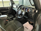 運転席になります。