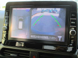 自車を真上から見下ろすように映し出すので周囲の状況が分かるアラウンドビューモニター搭載。フロントカメラとしても使用できます。車庫入れなど苦手な人の頼りになる助っ人です。
