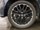 純正アルミホイールです。足元が引き立つので、車全体のイメージがアップしますよ