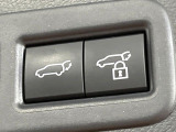 【パワーバックドア】スマートキーや運転席のボタンを押すだけでリアゲートが自動で開閉します!荷物を持っている時や、高い位置にあるバックドアを閉める際に便利な機能です♪