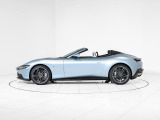 エクステリアは、淡く洗練されたシルバーブルーの輝きが美しいクラシックカラー「Grigio Alloy」を纏っています。