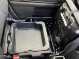 【シート下収納ボックス】助手席の下に便利な収納スペース!靴や小物をスッキリしまえて、車内をきれいに保てます♪