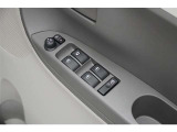 スイッチ一つで窓を開け閉めできるパワーウィンドウスイッチです。