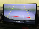 後方の見える安心をお届けするバックガイドモニター付:バックするときのアシストラインもあって楽々バック!車庫入れや縦列駐車をサポートし、苦手な駐車も安心です!今やもう手放せない装備ですネ♪