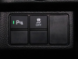 パーキングセンサーは駐車時などに前後の障害物を検知し、ブザー音とメーター表示で衝突回避を支援する機能です。VSAは滑りやすい路面での急なハンドル操作時などに、車の横滑りを抑え走行安定性を保ちます。