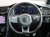 Volkswagen全車共通の上質な本革を使用した手触りのしっとりとしたステアリングです。唯一素肌が触れるハンドルは上位モデルと同じ握り心地になっております。