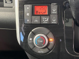 【オートエアコン】一度お好みの温度に設定すれば、車内の温度を検知し風量や温度を自動で調整。暑い&hellip;寒い&hellip;と何度もスイッチ操作をする必要はありません。快適な車内空間には必須の機能ですね♪