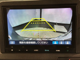 リバースギアに入れるだけで後方の表示へ切り替わります。夜間や雨の日の駐車も楽になりますよ。