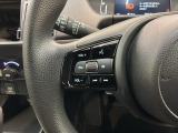 ステアリングにオーディオ操作スイッチが付いています。オーディオ画面に直接タッチしなくても操作が出来ますので、運転に集中できます。