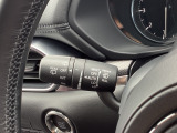 レバーをAUTOの位置にしているとき、レインセンサーが雨を感知すると、雨量に応じてワイパーが自動で作動してくれるオートワイパーを装備!設定変更で非作動にすると、間欠作動に固定されます。