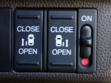 運転席からもスライドドアをボタン操作でスピーディーに開閉できます!またスマートキーでも操作できるので便利です。