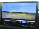 【リアカメラ】リバースに入れるだけで後方の映像が映ります。安全確認や、狭い駐車場での車庫入れ、雨の日や夜間など視界の悪い時に便利です。安全にバックする為には欠かせない装備です。