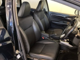 広い足元にゆったり座れるシートには肘掛けも装備しており長距離の運転でも疲れにくくなってます。女性でも運転がしやすいように、シートの高さ調整機能(シートリフター)がついています。